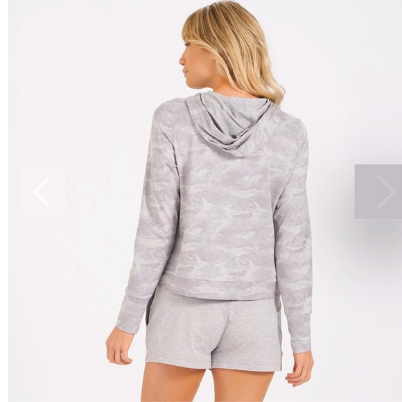 Vuori Halo Essential Dream Knit Hoodie Sweatshirt Light Gray Camo Crop Medium - Picture 3 of 6